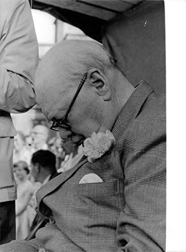 Реколта снимка на Уинстън Чърчил, седнал със затворени очи.