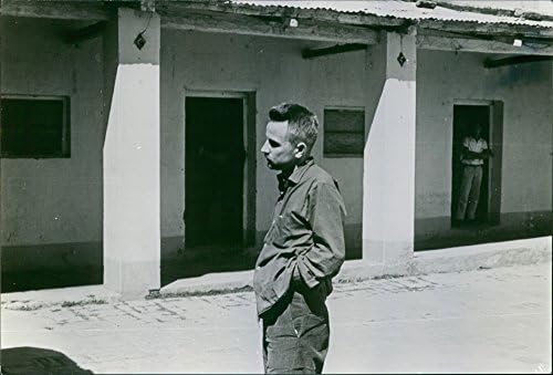 Реколта снимка Реджиса Дебрэя, застанал пред затвор. 1967