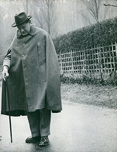 Реколта снимка Ren233; Жул Густав Coty, върви по улицата с пръчка.