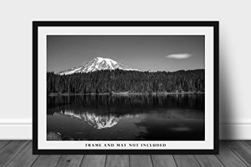 Печат на снимки от Тихоокеанския северозапад (без рамка) е Черно-бяла фотография на планината Рейнир на езерото