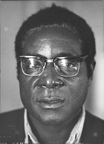 Реколта снимка на портрет на Робърт Мугабе.