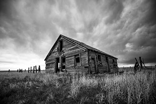 Печат на снимки в селски стил (без рамка) Черно-бяла фотография на Стара Изоставена господарска къща Под грозовым небе на Великите равнини на Колорадо, Стенен интер
