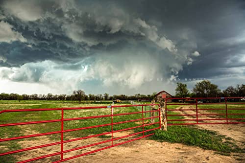 Снимка на буря, Принт (без рамка), Изображението на гръмотевична буря над фермите с Червени порти в един дъждовен пролетен ден, в Канзас, Метео условия, Стенно изкуст