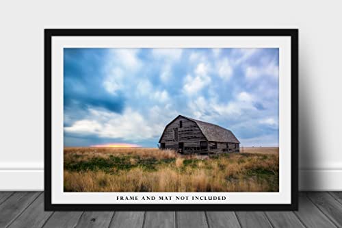 Снимка в стил Кънтри, Принт (без рамка), Изображението на стария навес в един дъждовен следобед на ферма в прерията Оклахома,
